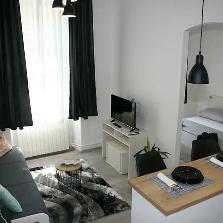 Stylish In Center * Pula