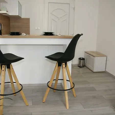 Stylish In Center * Pula