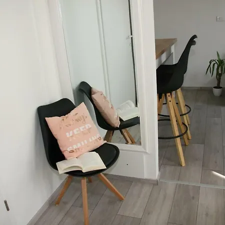 Stylish In Center * Pula