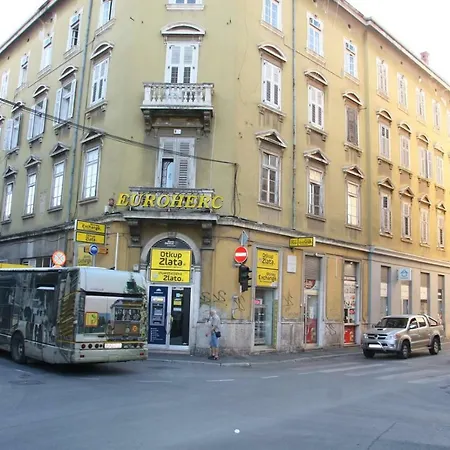 Stylish In Center Apartament