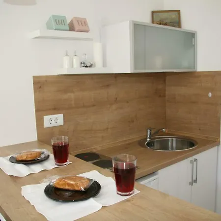 Stylish In Center Apartment *