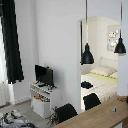 Stylish In Center * Pula